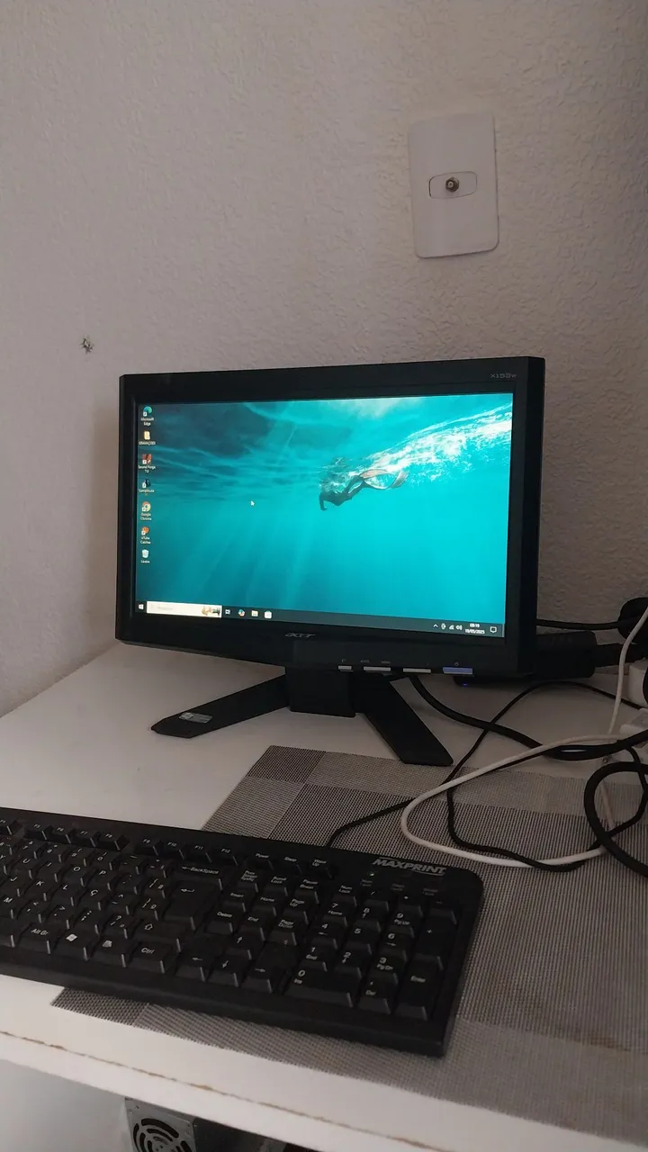 Monitor Acer 16 polegadas bem novinho 