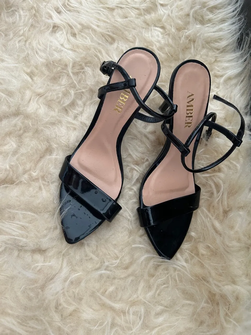 Sandália Salto Fino Amber, número 39, por 50,00.