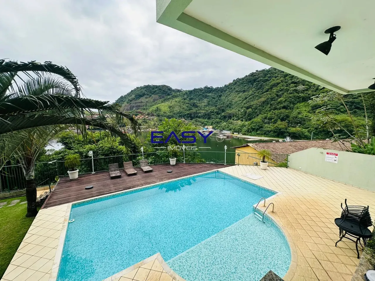 Belo apartamento com vista para o mar em condomínio de Angra dos Reis/RJ