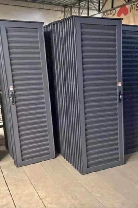 Porta veneziana aço em zarcão completa