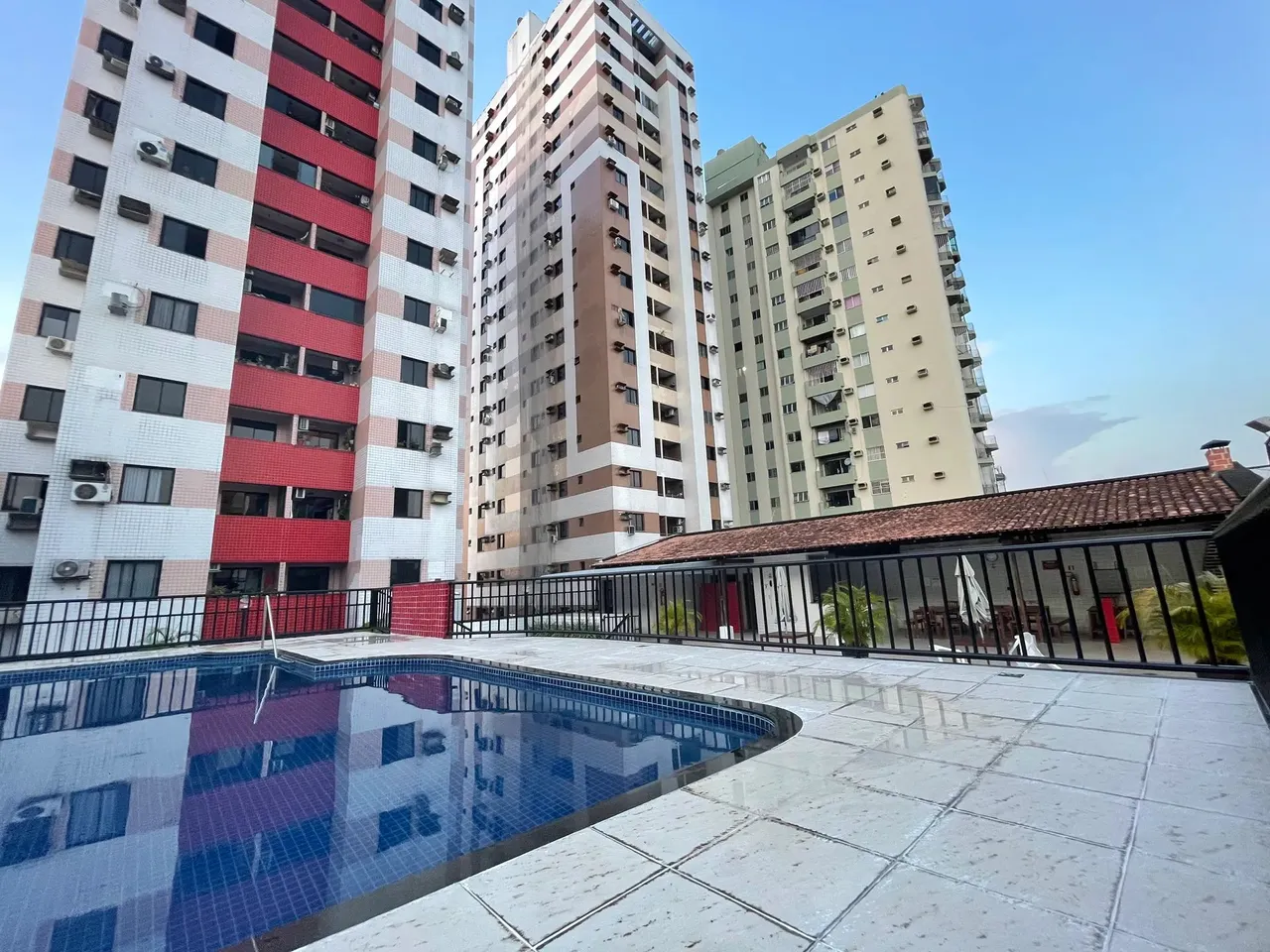 ALUGA-SE APARTAMENTO EM ANDAR ALTO COM 2 VAGAS DE GARAGEM EDIFÍCIO PLAZA LAUSANNE | BELÉM