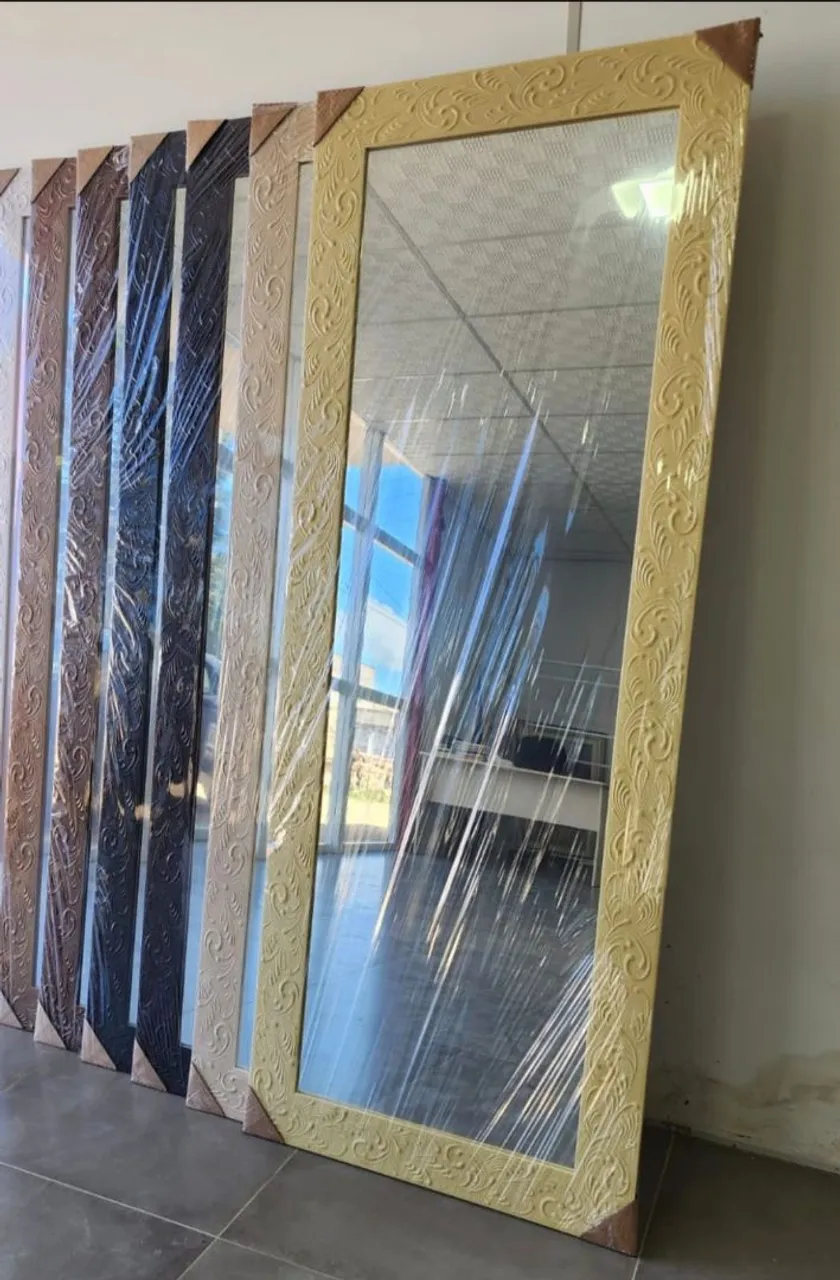 Espelho Decorativo com Moldura Detalhada