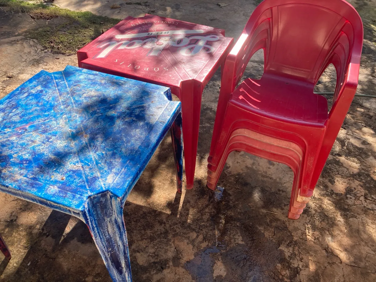 Mesas e cadeiras de plástico