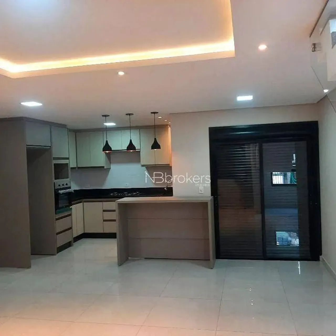 SOBRADO TRIPLEX EXCLUSIVO DE FRENTE PRA RUA