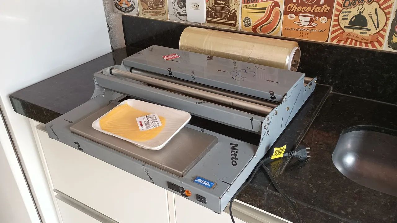 Máquina para embalar bandejinhas