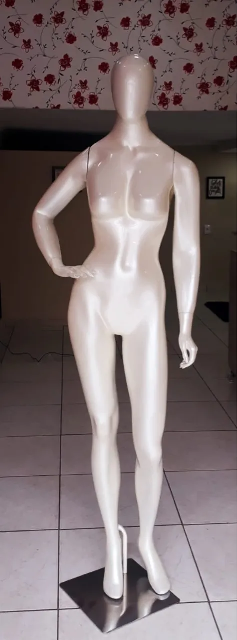 Manequim Feminino em Ótimo Estado