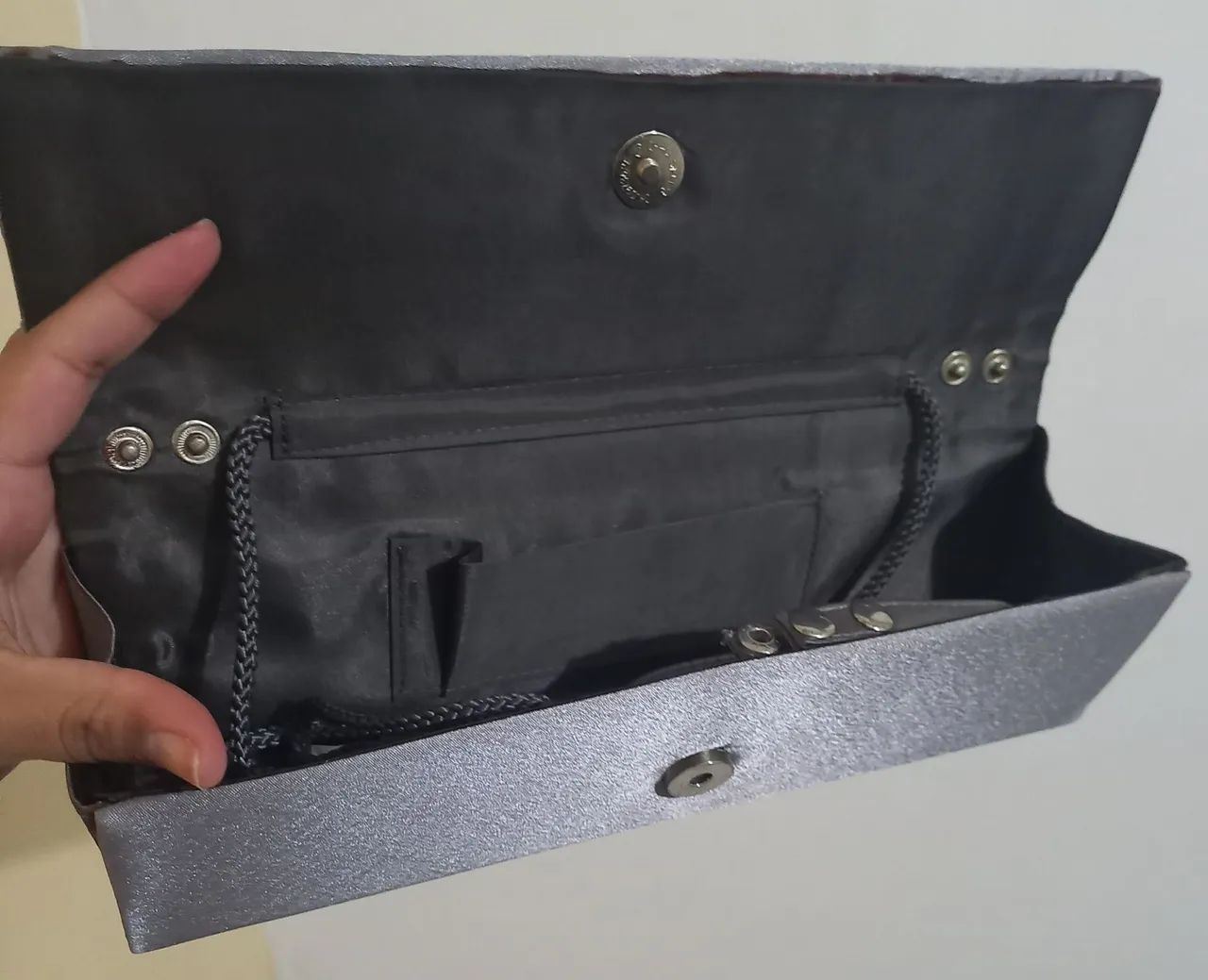 Linda Clutch Prateada com Detalhes - Foto 3