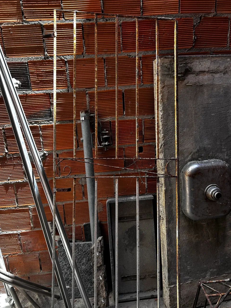 Vende 2 portões de ferro64595711358465120