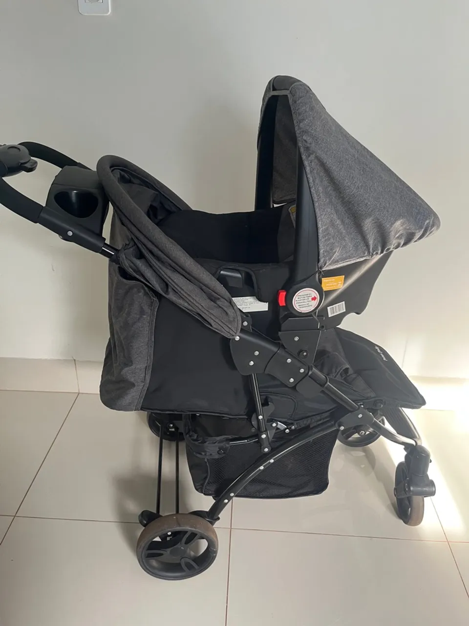 Carrinho de bebê com bebê conforto