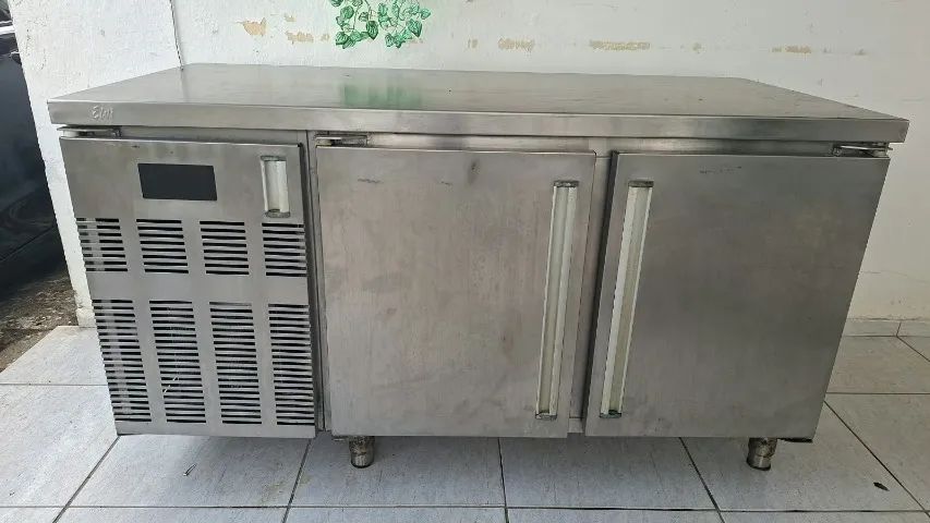 Condimentadora refrigerada, funcionando perfeitamente. Em excelente estado.