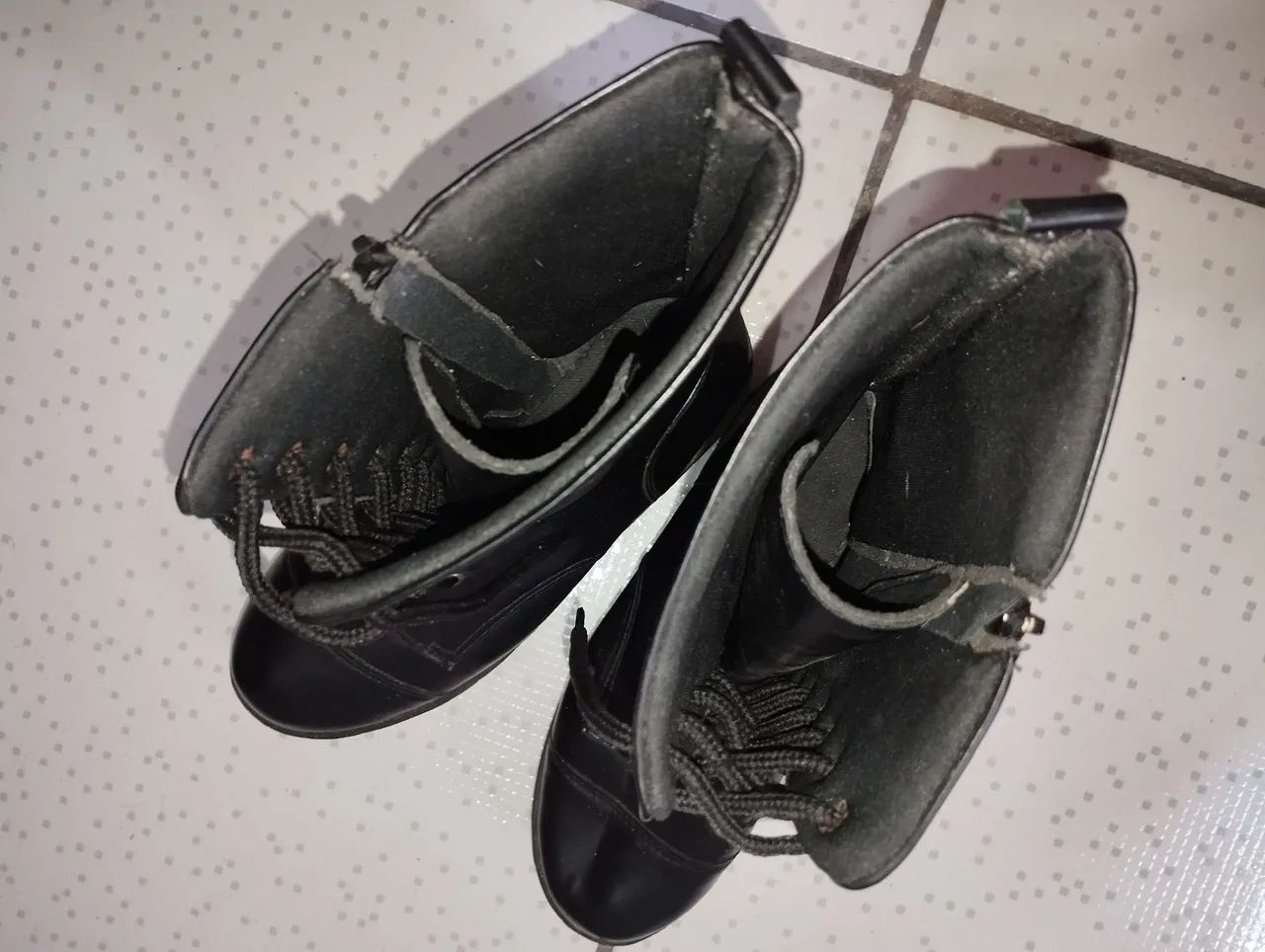 Vendo Bota preta de Couro (Cano Alto) - Foto 3