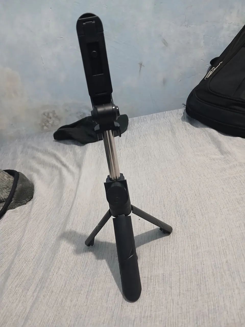 Bastão de selfie/tripé expansível com controle bluetooth  - Foto 2