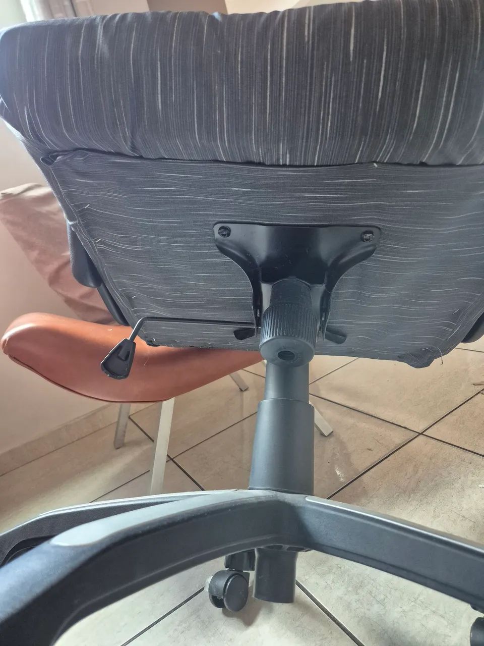 Vendo cadeira de escritório  - Foto 5