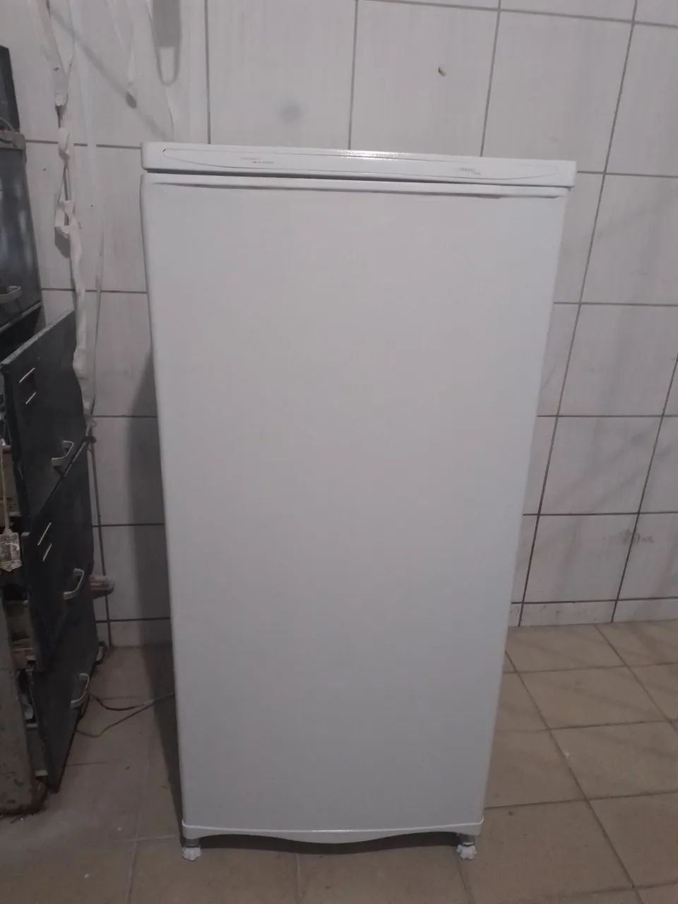 Geladeira pequena gelando muito  gás  original  ainda entrego  sem cobrar taxa