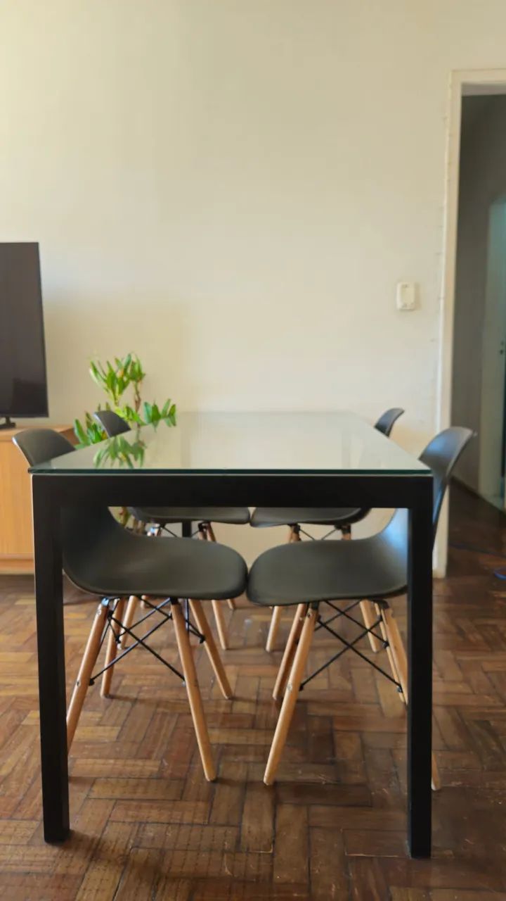 Mesa de ferro com tampo em vidro + 4 cadeiras estilo Eames Eiffel  - Foto 4