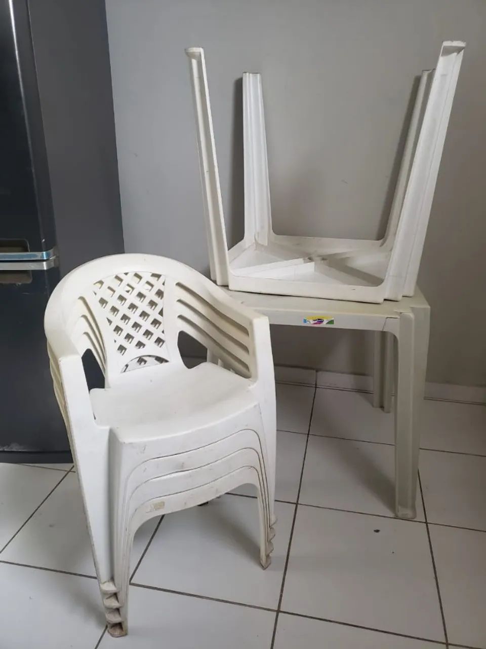 Kit mesas e cadeiras de plástico reforçadas 