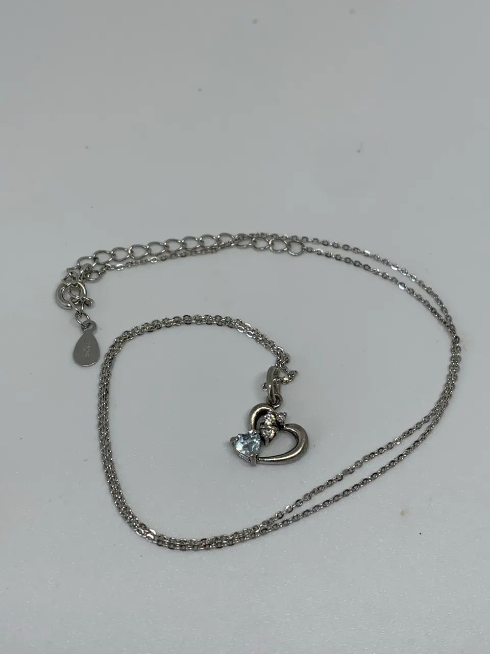 Colar de prata com pingente de coração com detalhes azul