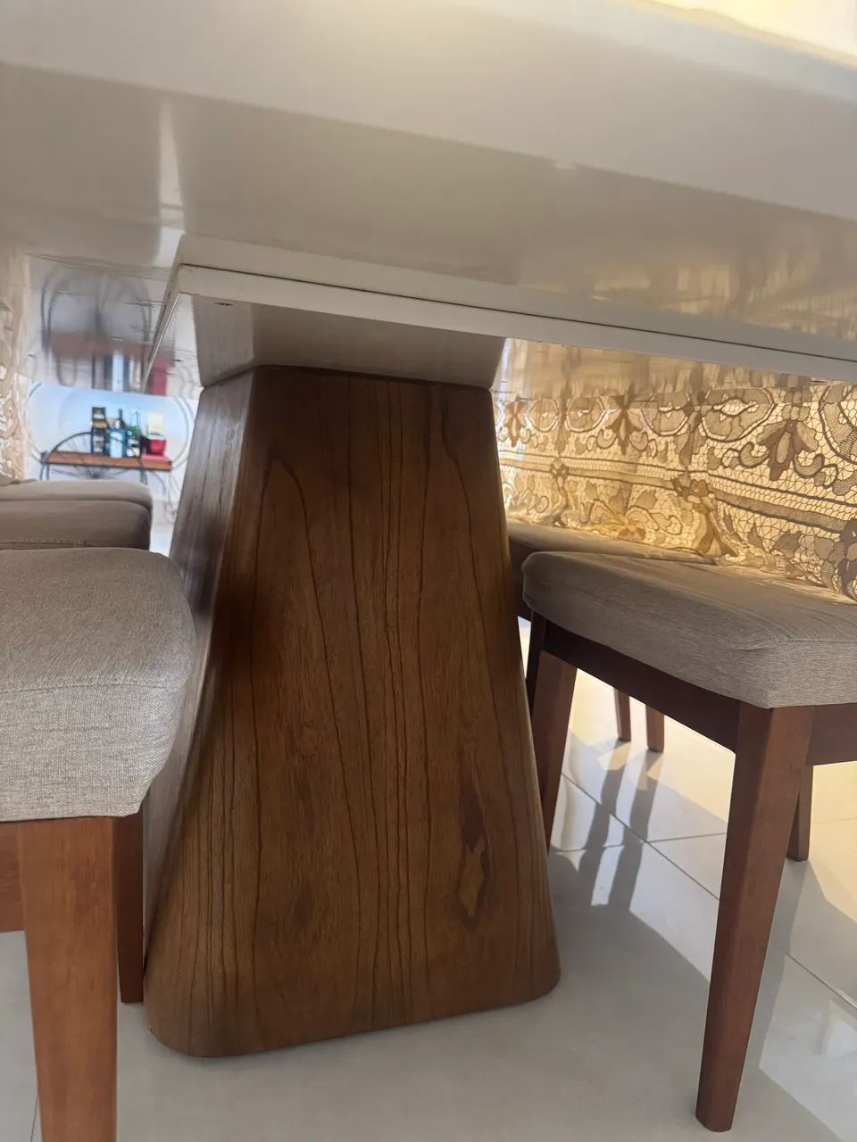 Mesa com tampo vidro e base em madeira  - Foto 3