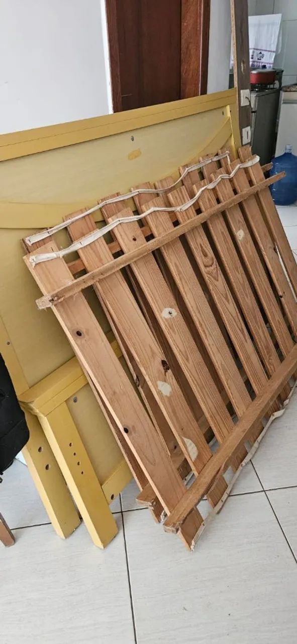 Cama de casal desmontada em bom estado