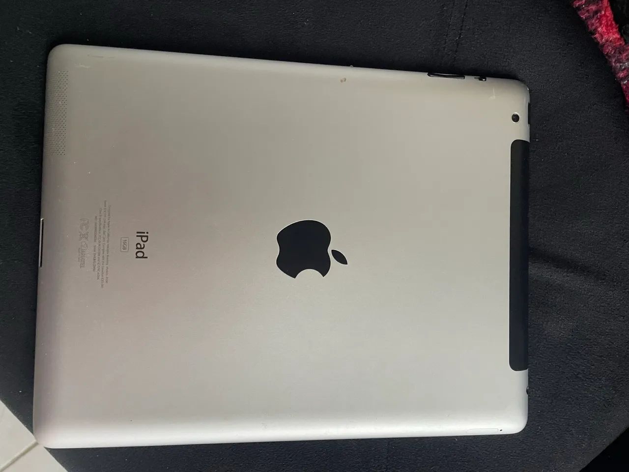 iPad antigo, funcionando perfeitamente. Ótimo para vídeos, estudos leves e uso básico. 