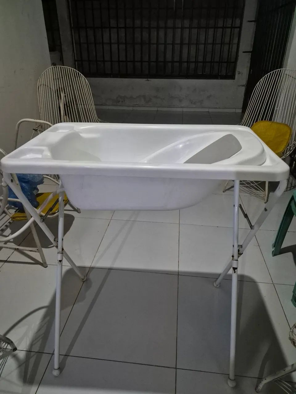 Banheira Infantil com Suporte e Assento - Bem Conservada
