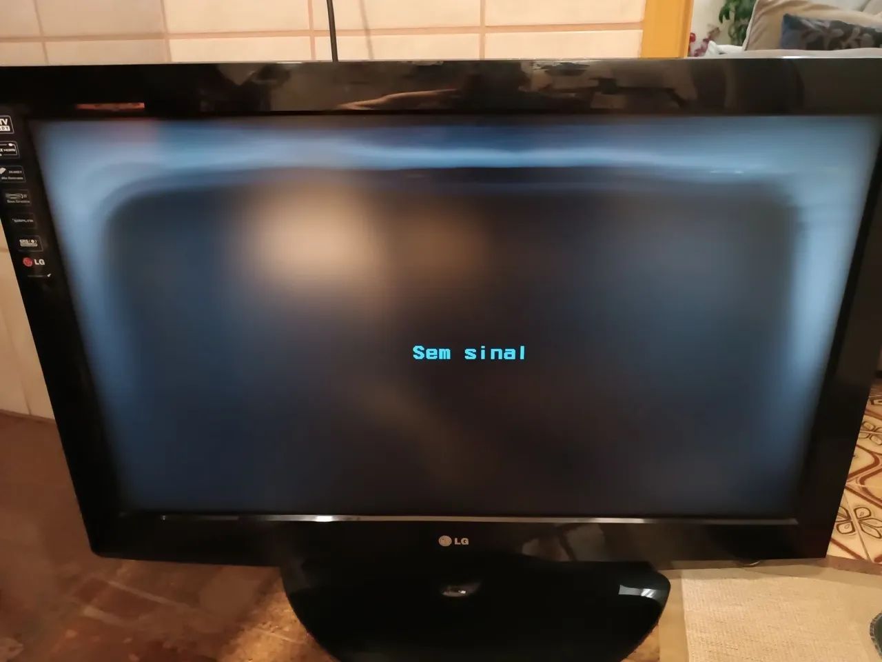 Vendo Televisão LG de 37 polegadas Obs : ela liga e tem vezes que desliga 