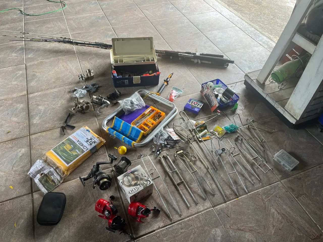 Equipamentos de pesca molinetes varas suporte linha  - Foto 5