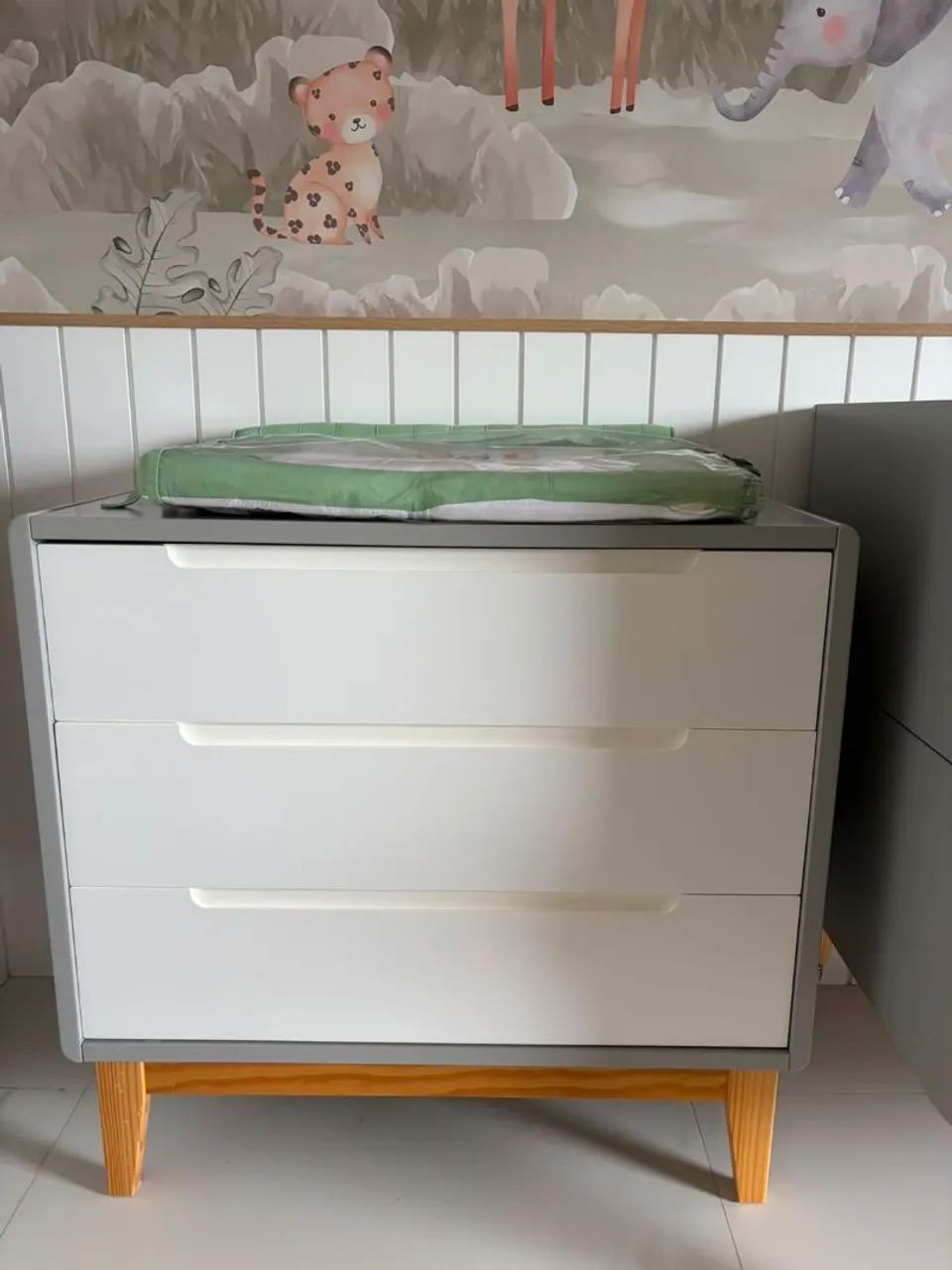 Cômoda Cinza (modelo cômoda Bô 3 gavetas cinza e branco) - Foto 2