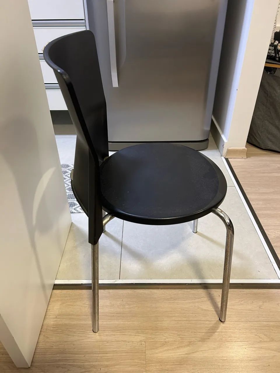 Conjunto de 3 cadeiras de metal e plástico  - Foto 2