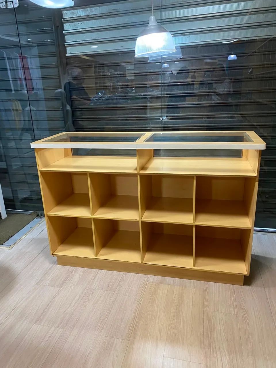 Balcão com vitrine e nichos 