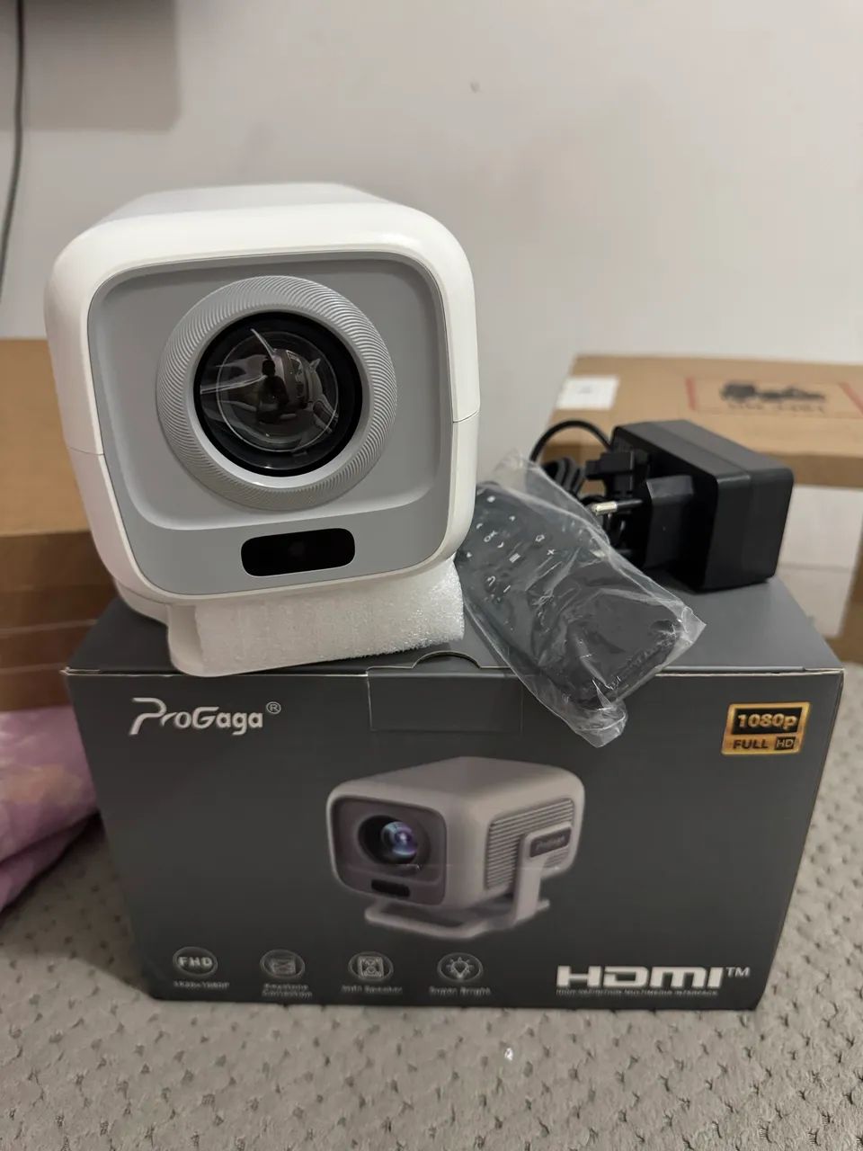 Projetor Progaga Foco Automático 450 Ansi Lumens Android 11 Branco - Foto 2