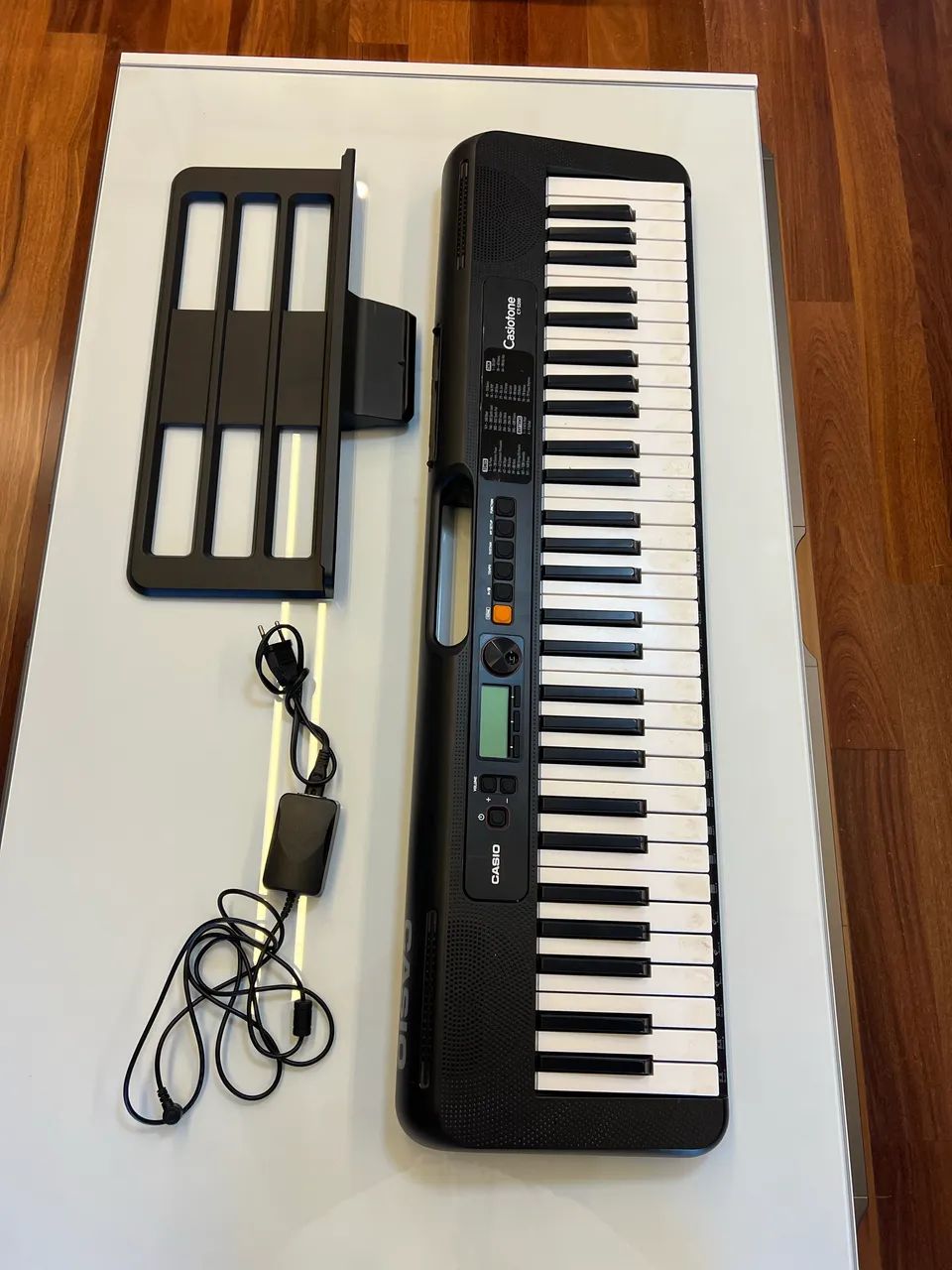 Teclado Cassio Casiotone CT-S200 + carregador + porta-partitura