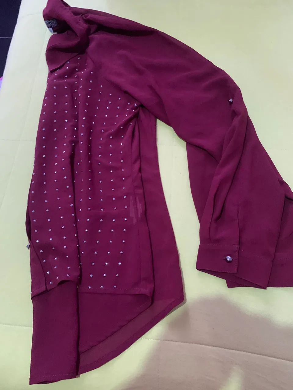 Camisa feminina crepe / tachinhas - Foto 2