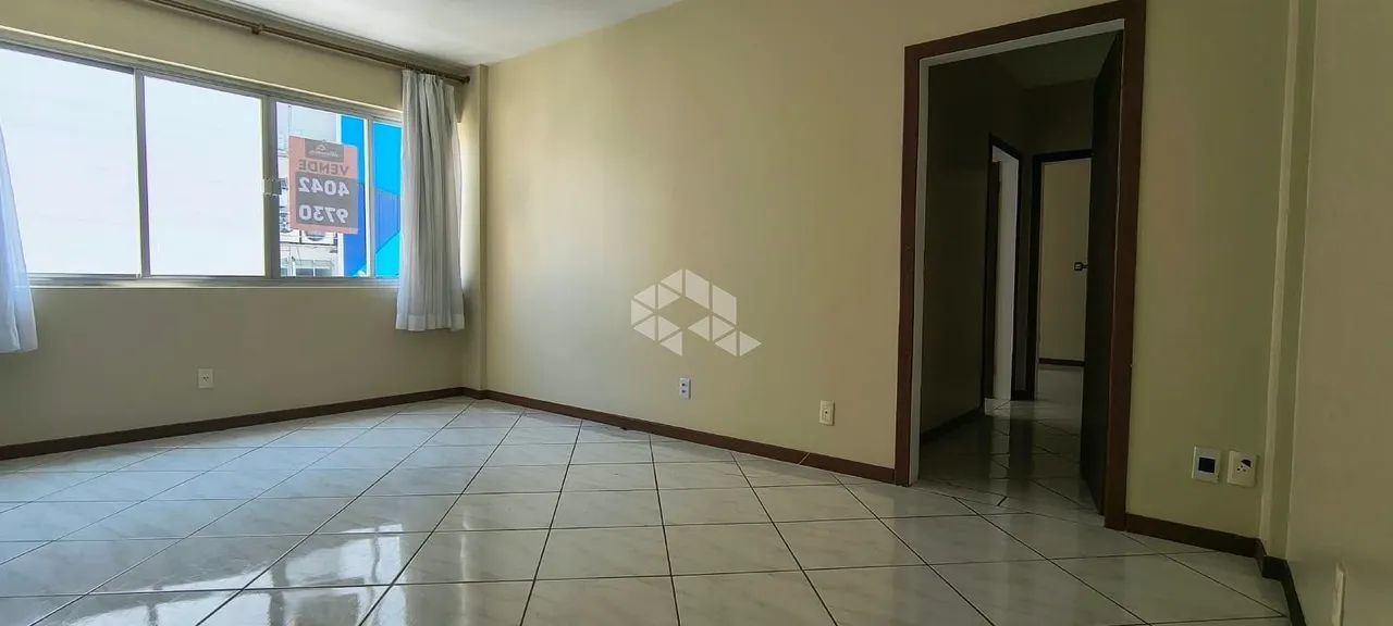 APARTAMENTO Á VENDA SEMIMOBILIADO COM 2 QUARTOS SENDO 1 SUÍTE NO CENTRO FLORIANÓPOLIS - Foto 2