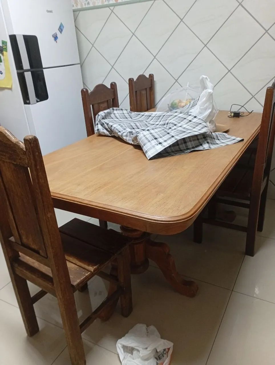 Mesa de madeira maciça com 6 cadeiras - Foto 5