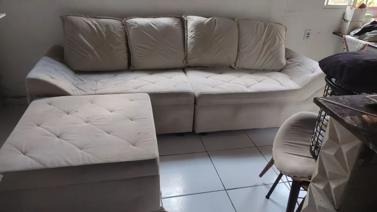 Sofá 4 lugares mais puf gigante