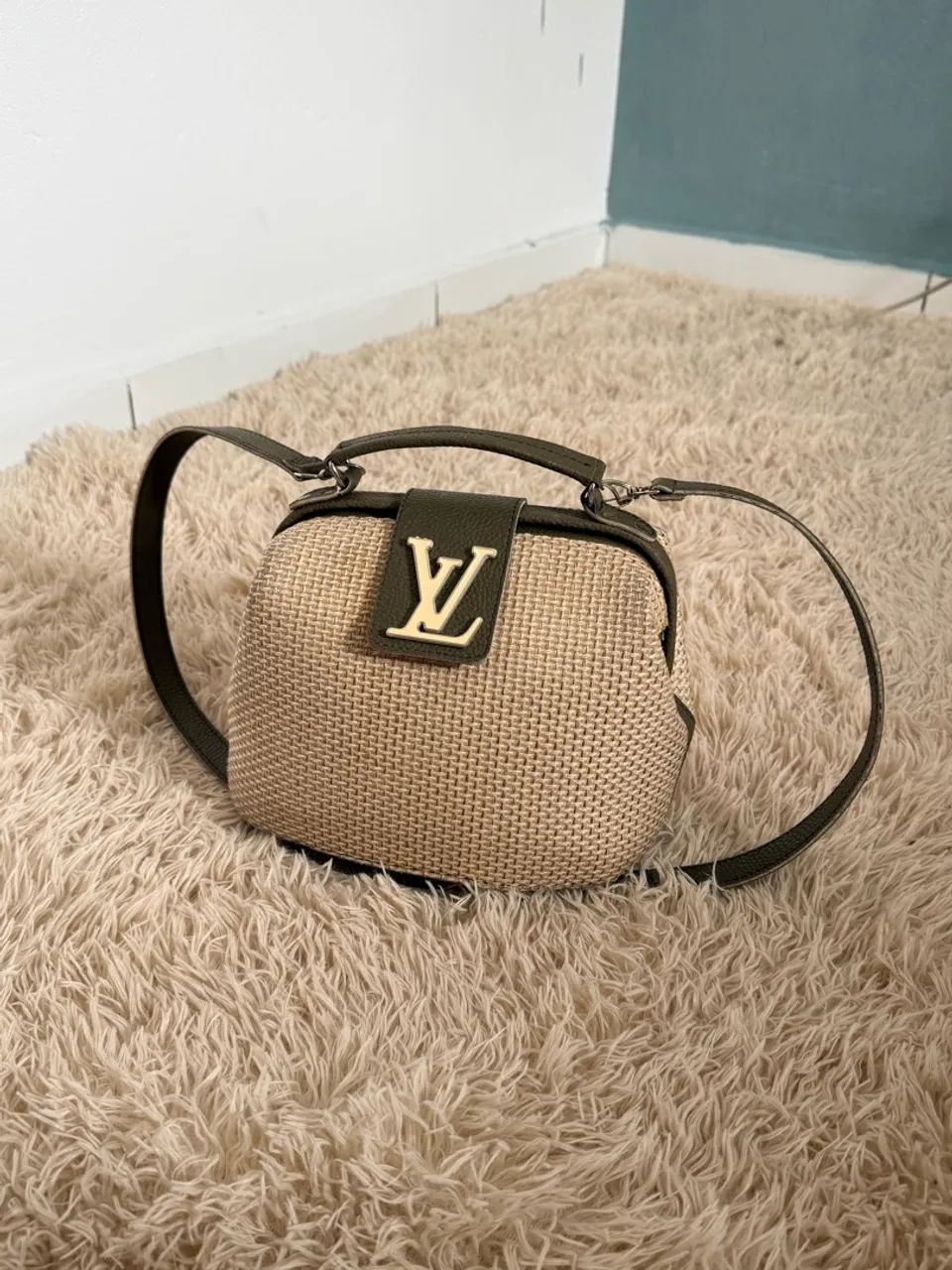 Mala de Ombro/Mão Texturizada Estilo Ráfia com Logótipo LV ? - Foto 2