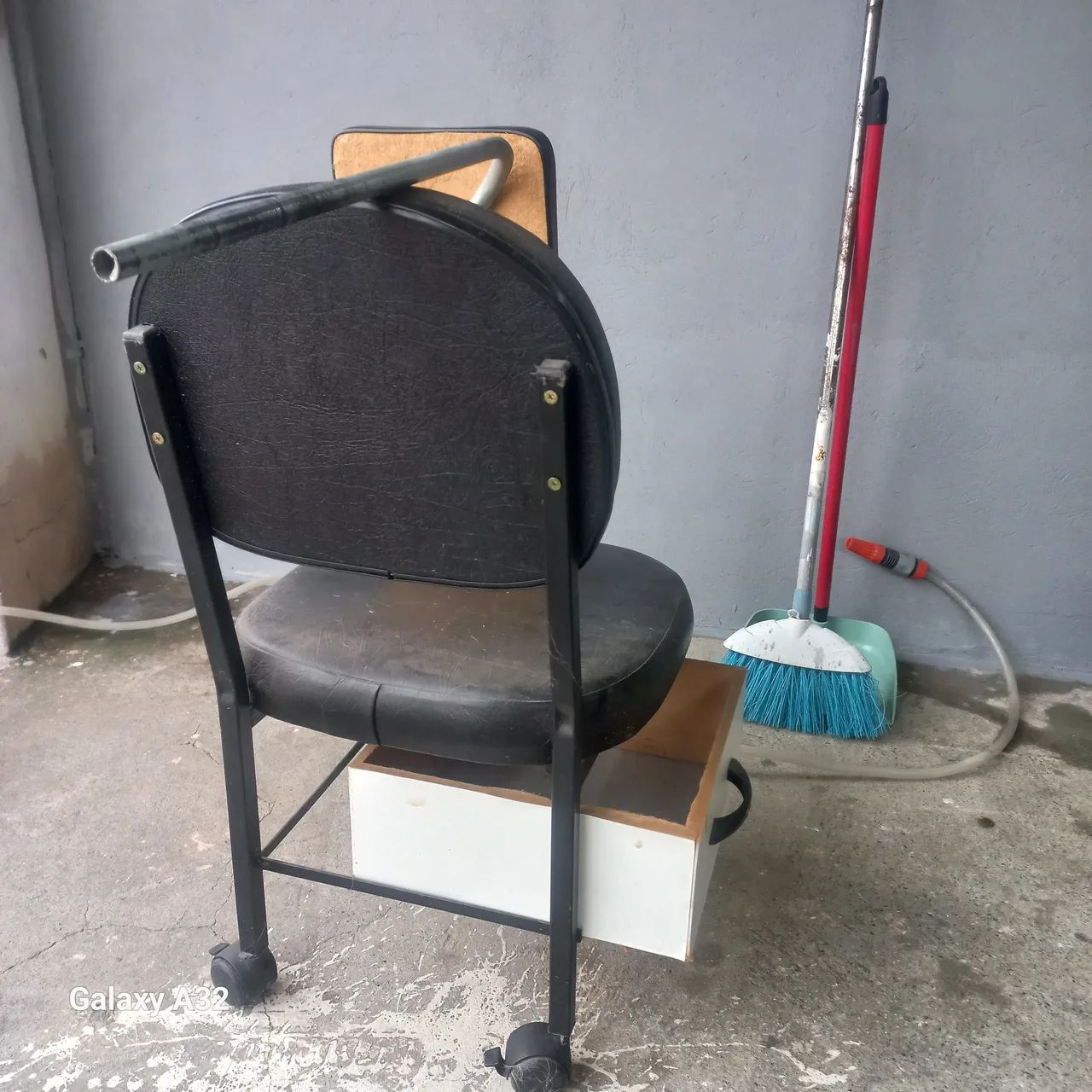 Cadeira com mesinha para manicure 