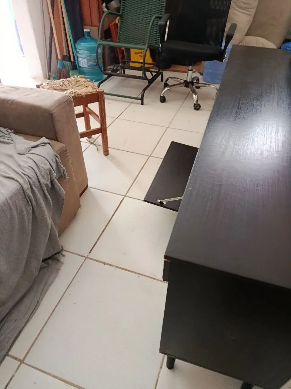 Painel com rack retrô com poucas marcas de uso - Foto 4