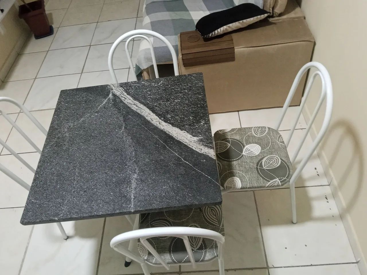 Vendo mesa 4 cadeiras semi nova  - Foto 3