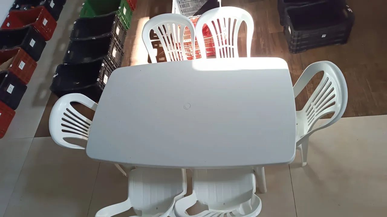 Mesa Plastica branca com 6 cadeiras 
