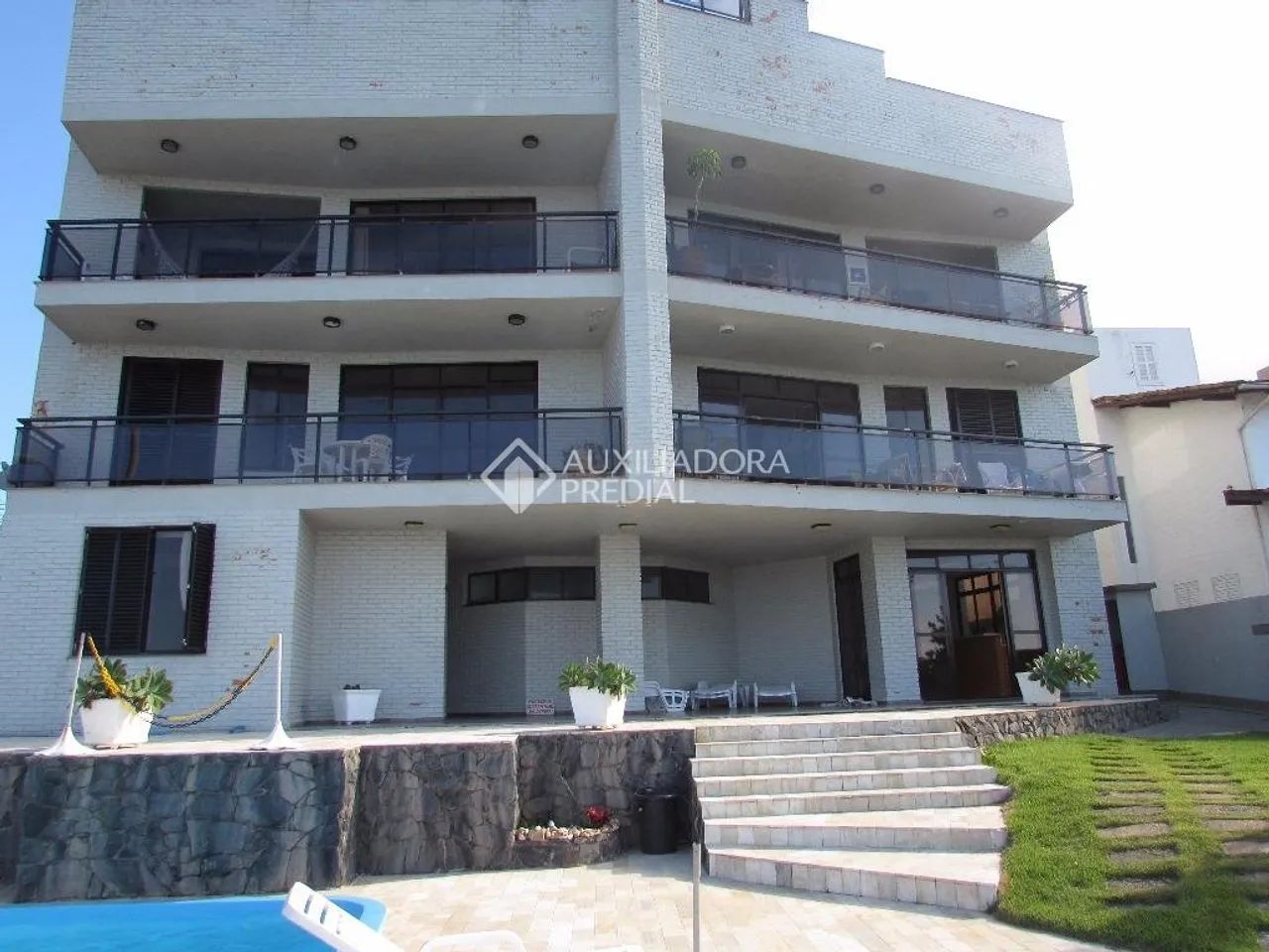 Apartamento pé na areia com 3 dormitórios, sendo 1 suíte - Foto 5