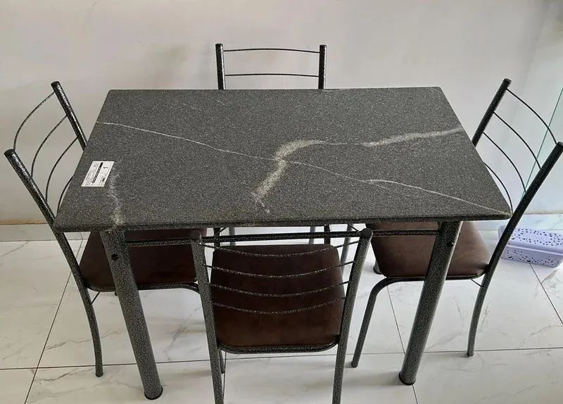 Mesa de mármore com 4 cadeiras 