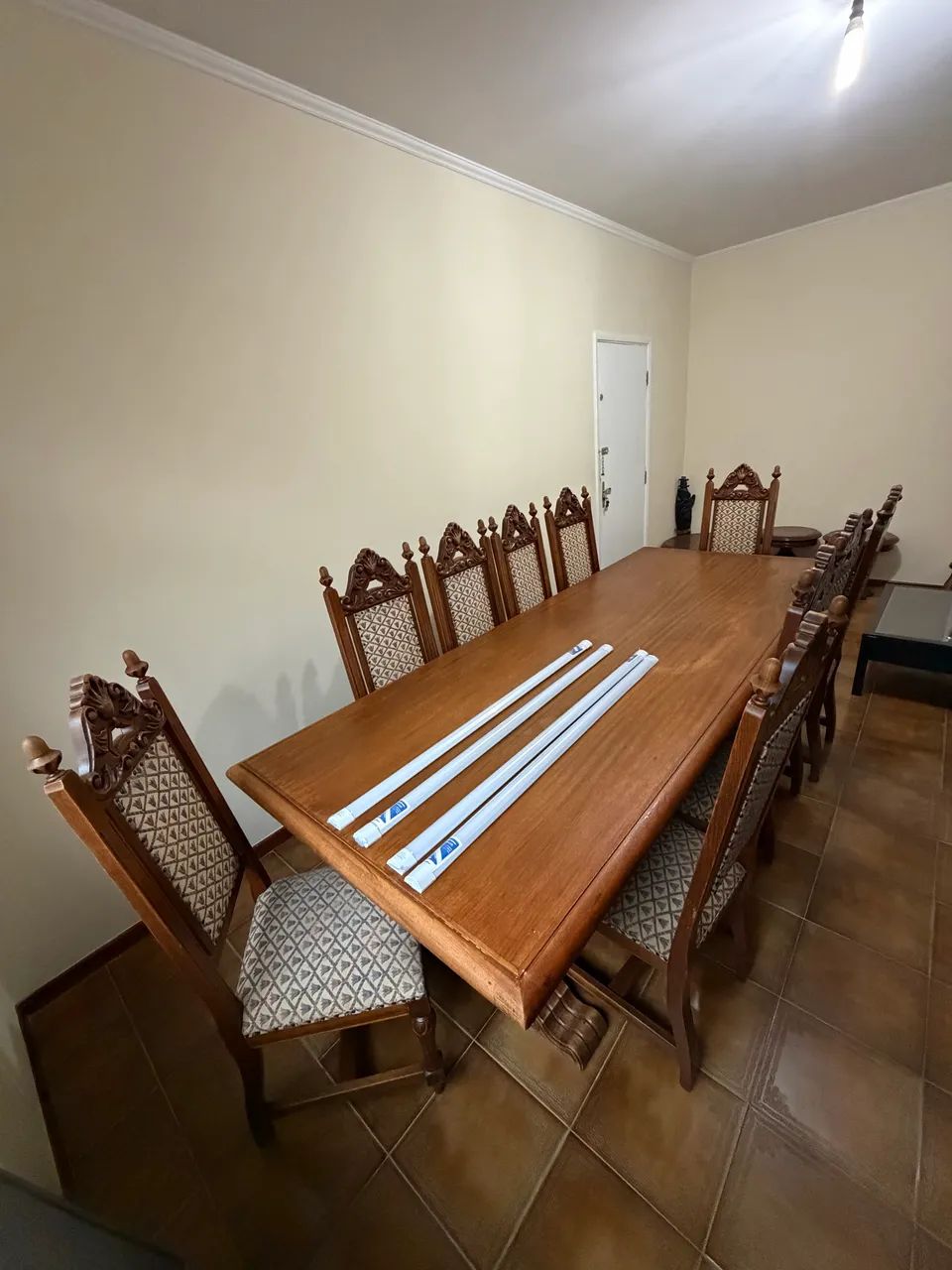 Mesa com 10 Cadeiras em Madeira Maciça - Foto 2