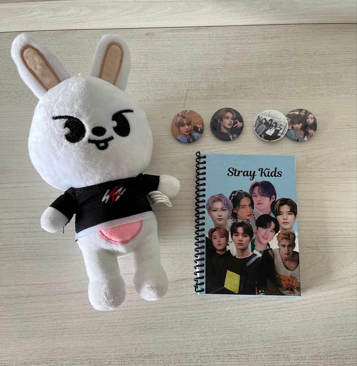 Stray Kids (leebit, broches e caderno)