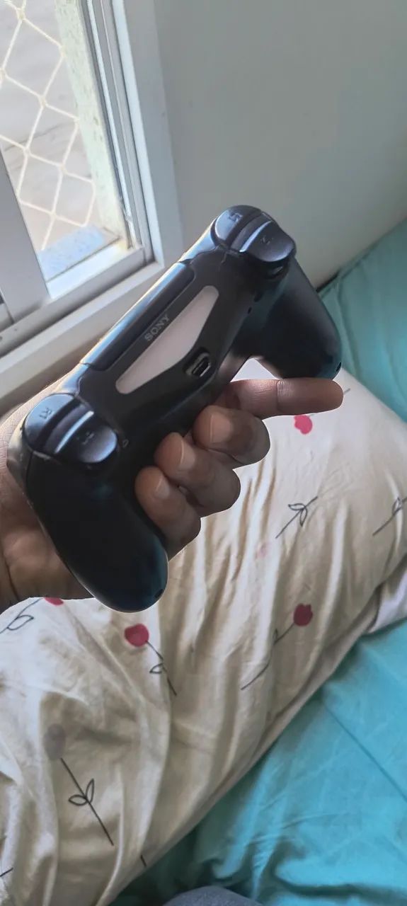 PS4 1 terá bite COM SSD um controle.