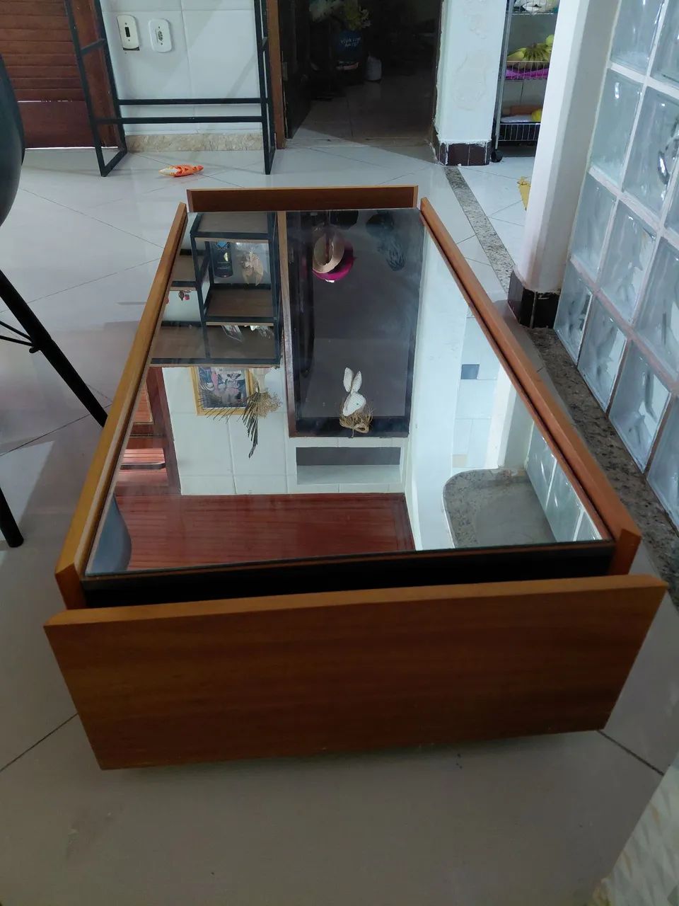 Mesa de Centro com  espelho e gavetas laterais.