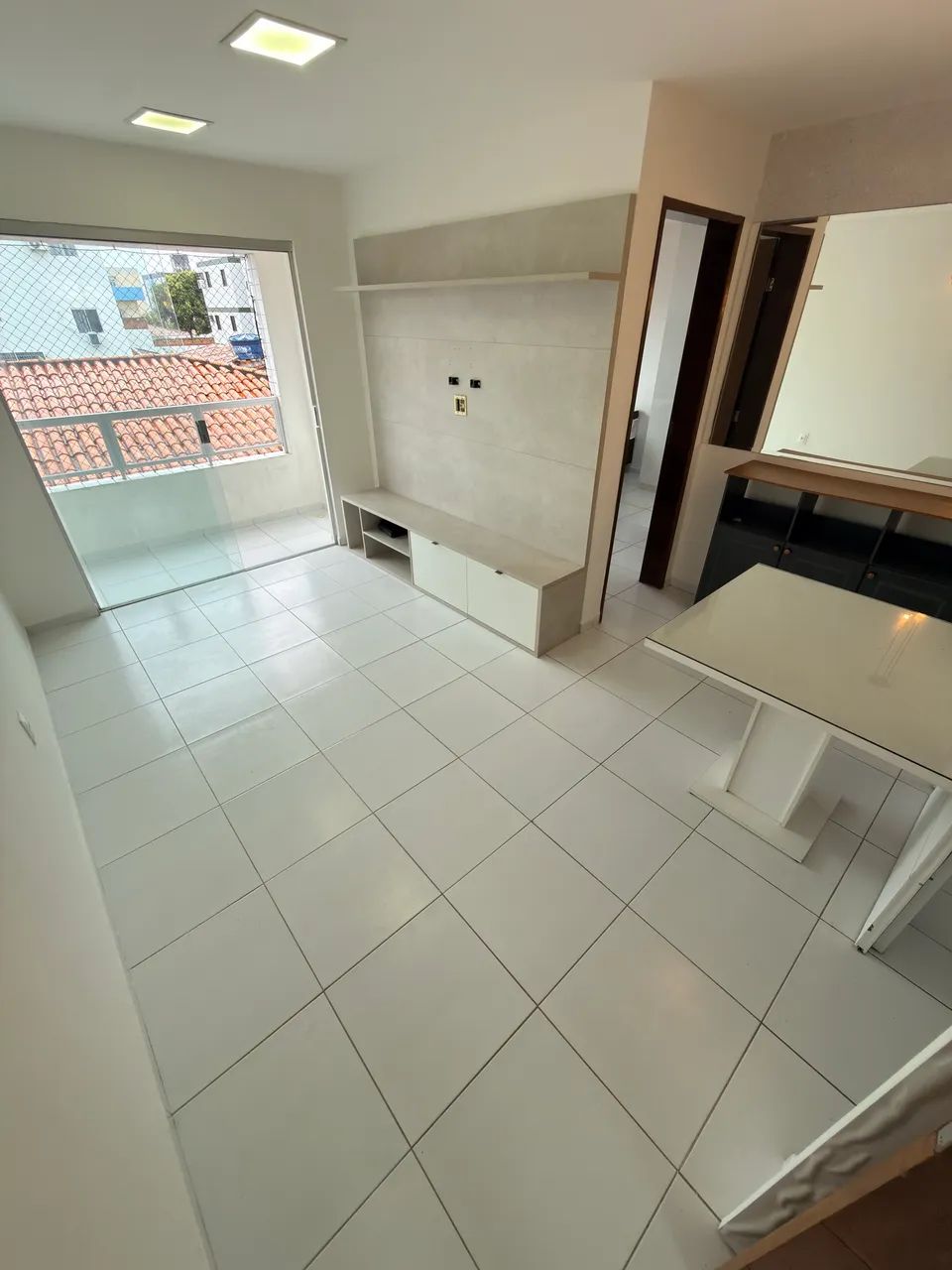 BANCÁRIOS | ALUGA-SE | SEMI-MOBILIADO | 2 QUARTOS COM SUÍTE  - Foto 2