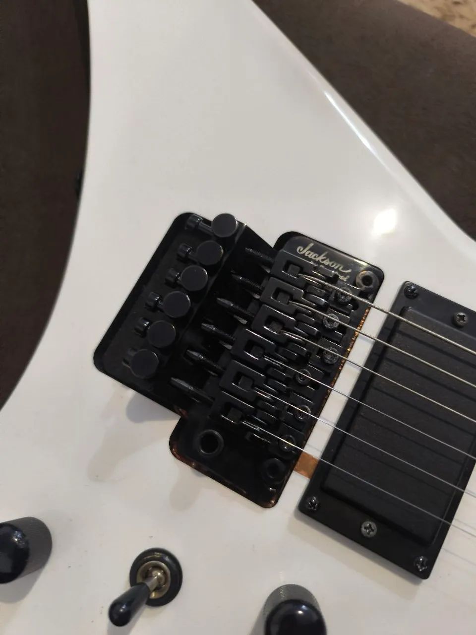 Guitarra Jackson JS32 Warrior Snow White BLINDADA - NOVÍSSIMA - SEM DETALHES - COM NOTA<br> - Foto 3