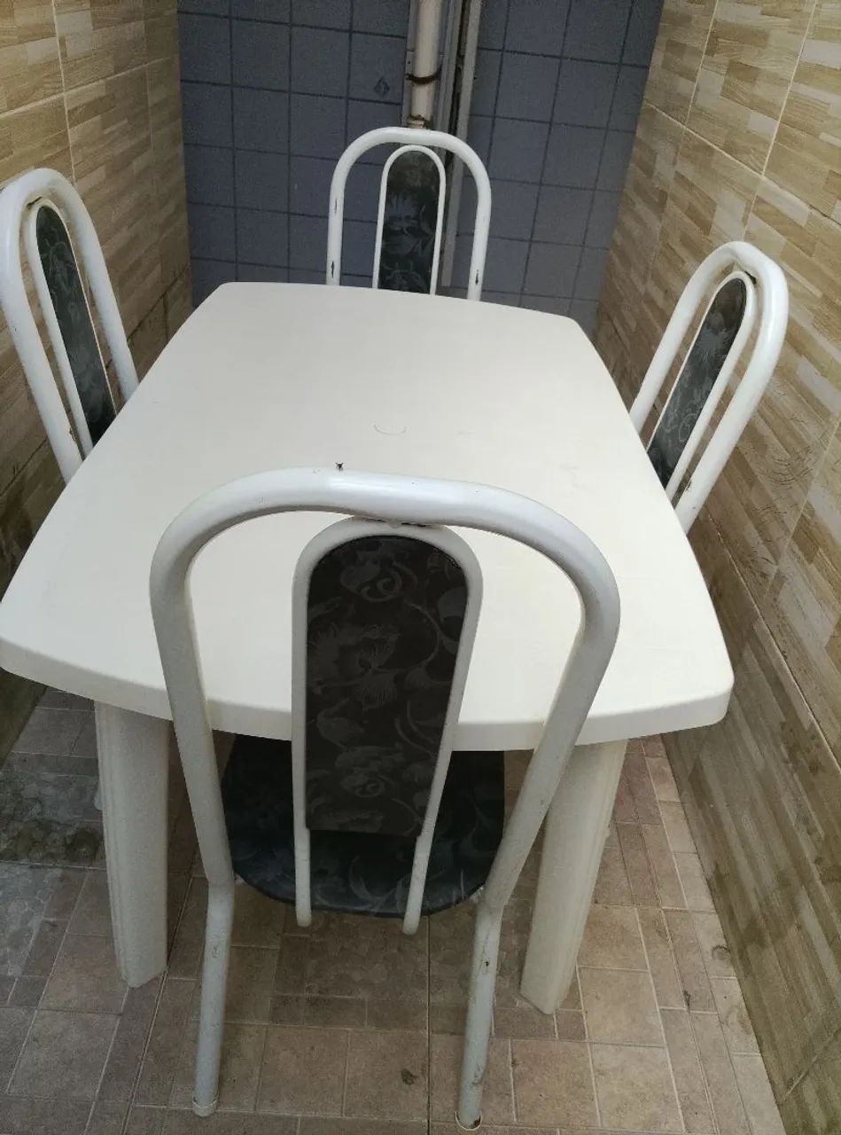 Mesa de plástico com 4 cadeiras